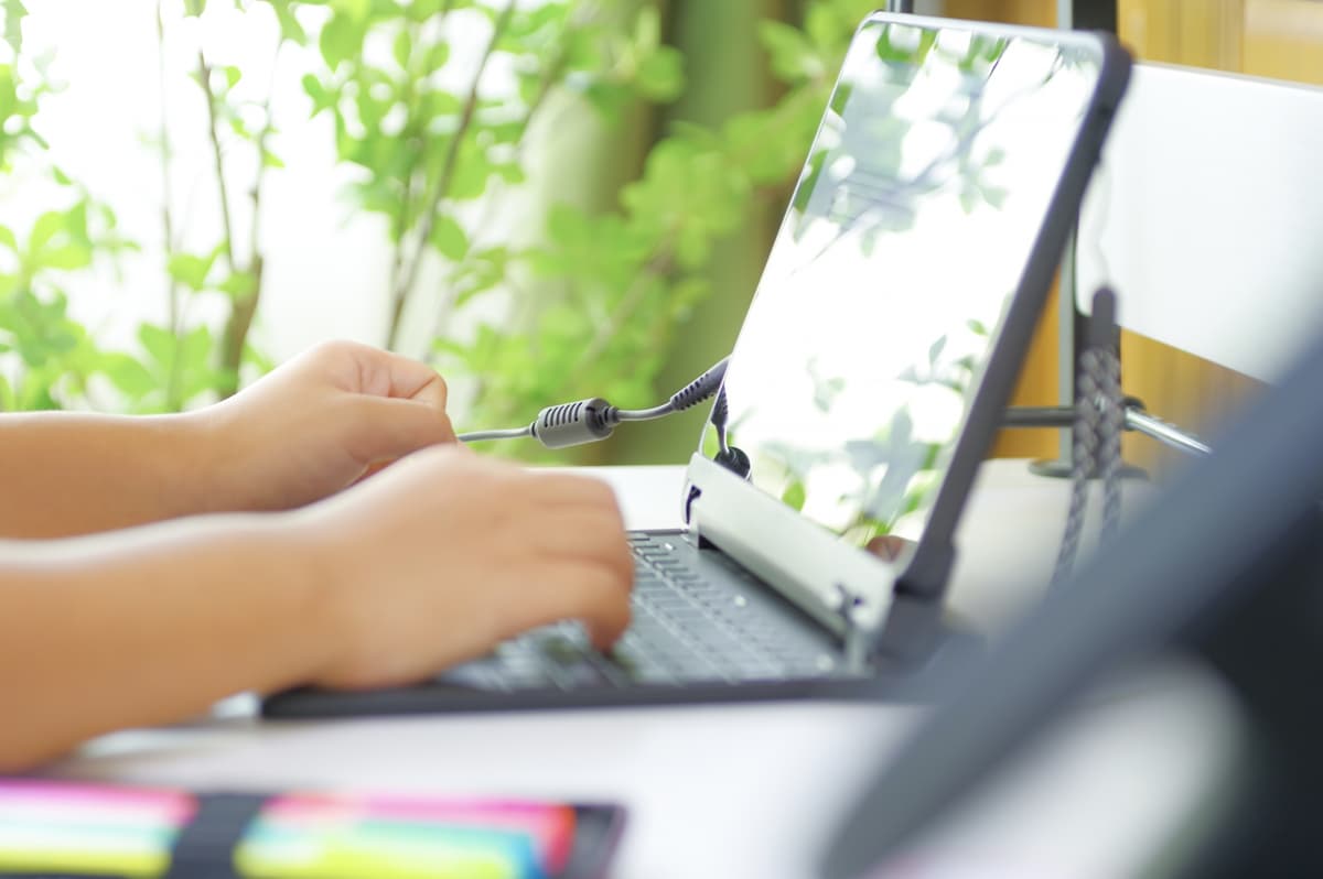 自宅でオンライン学習するイメージ